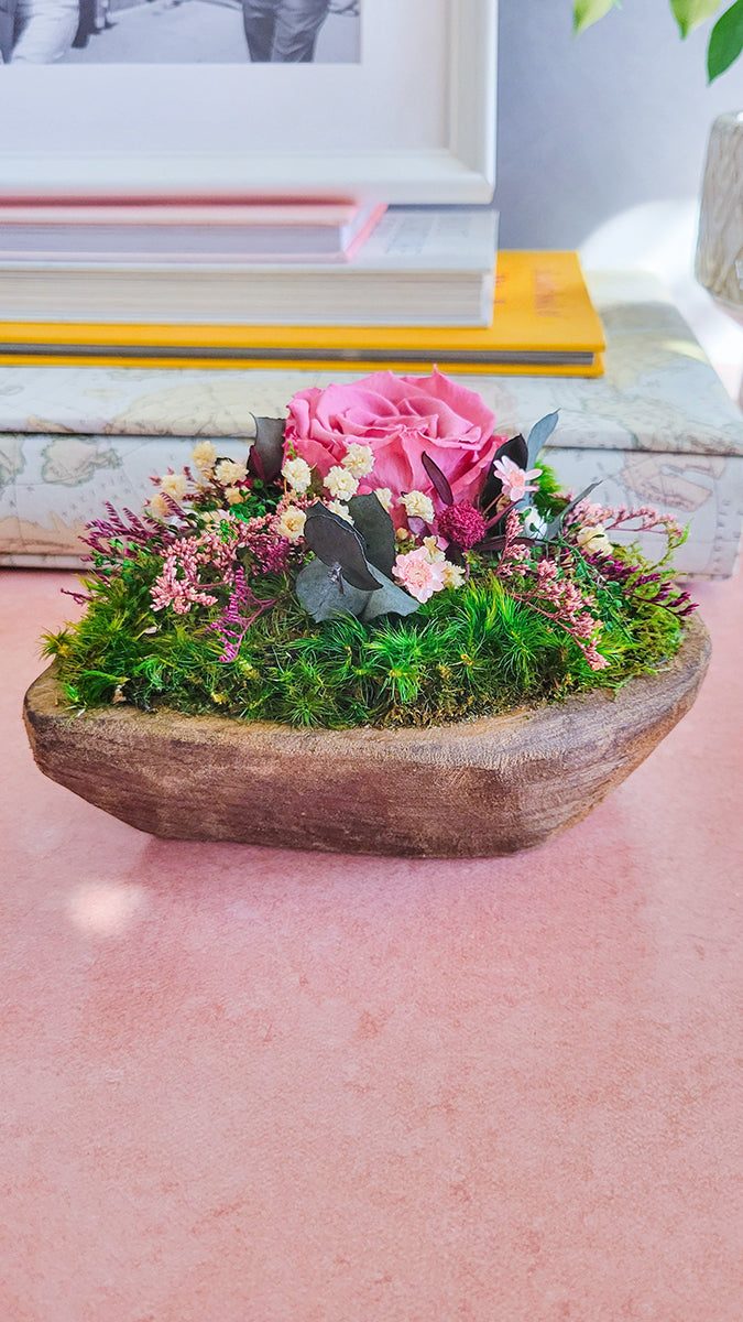 Rustic Heart-Shaped Wooden Bowl with Preserved Flowers – A Meaningful Gift