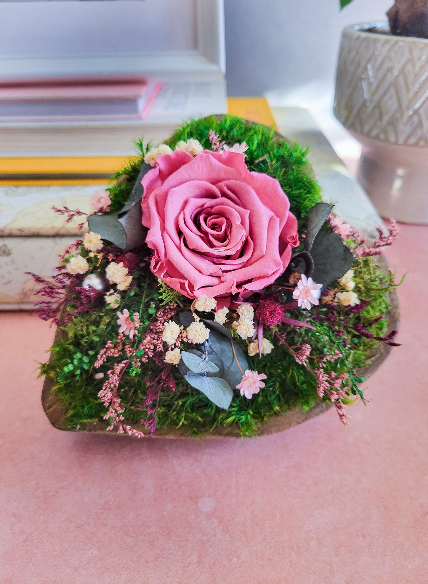 Rustic Heart-Shaped Wooden Bowl with Preserved Flowers – A Meaningful Gift