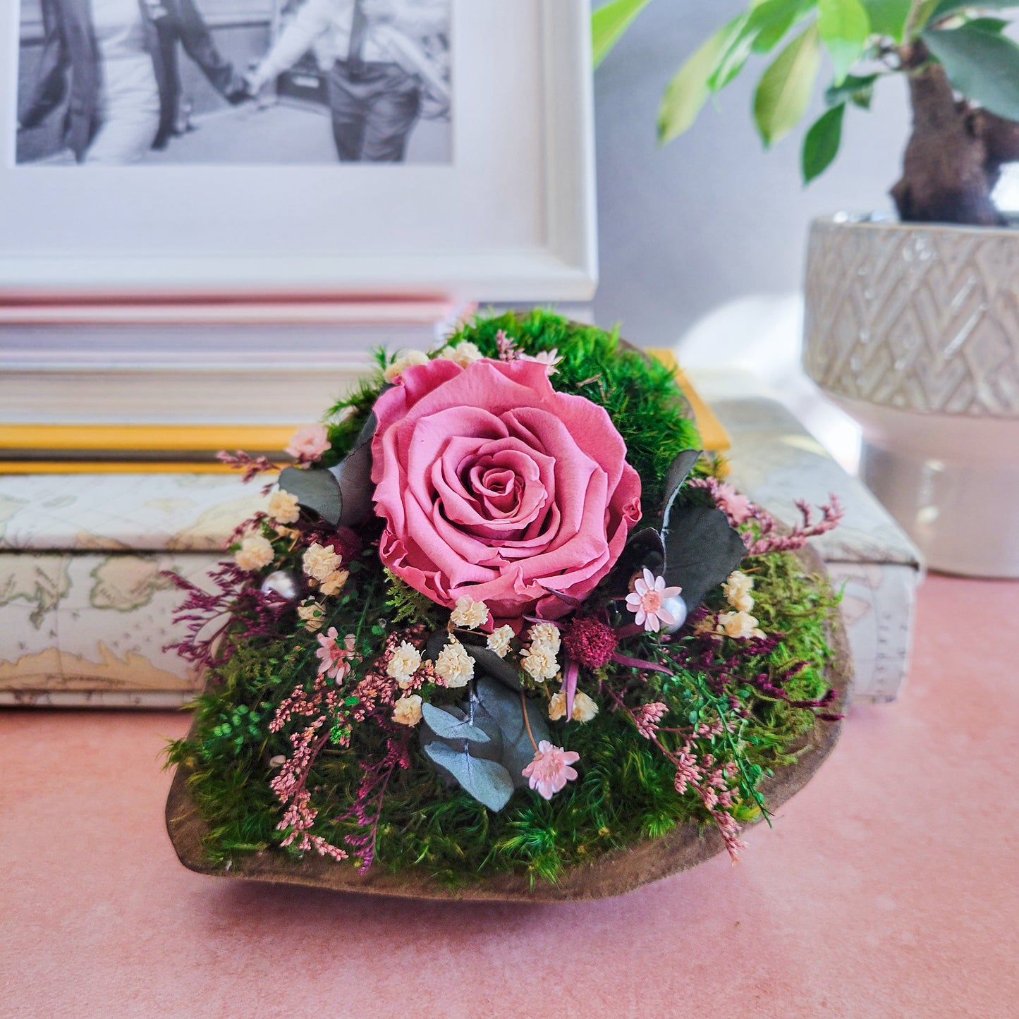 Rustic Heart-Shaped Wooden Bowl with Preserved Flowers – A Meaningful Gift